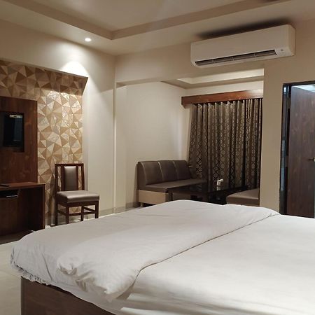 Hotel Apratim Lodging & Boarding Ulhāsnagar 外观 照片