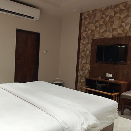 Hotel Apratim Lodging & Boarding Ulhāsnagar 外观 照片