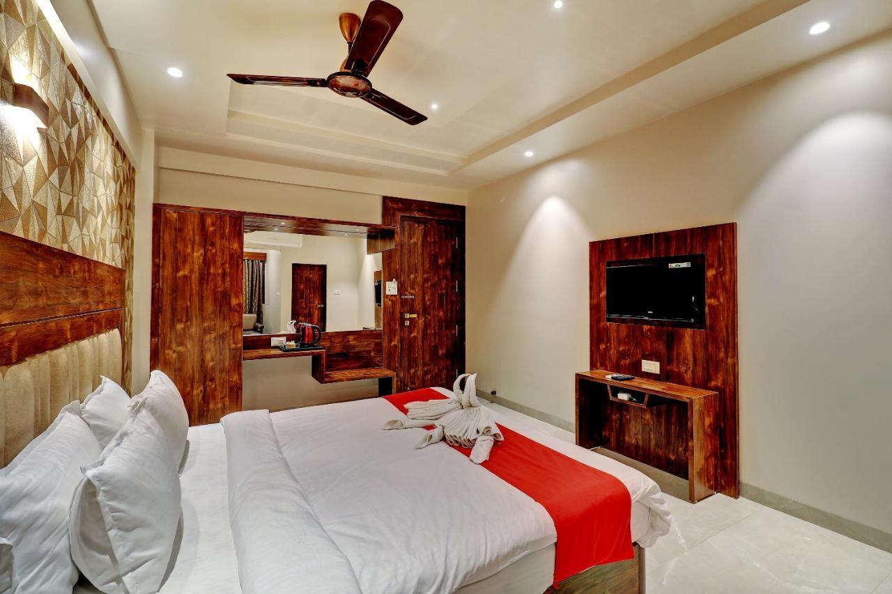 Hotel Apratim Lodging & Boarding Ulhāsnagar 外观 照片