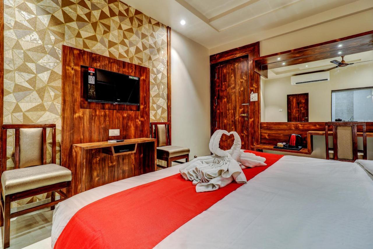 Hotel Apratim Lodging & Boarding Ulhāsnagar 外观 照片