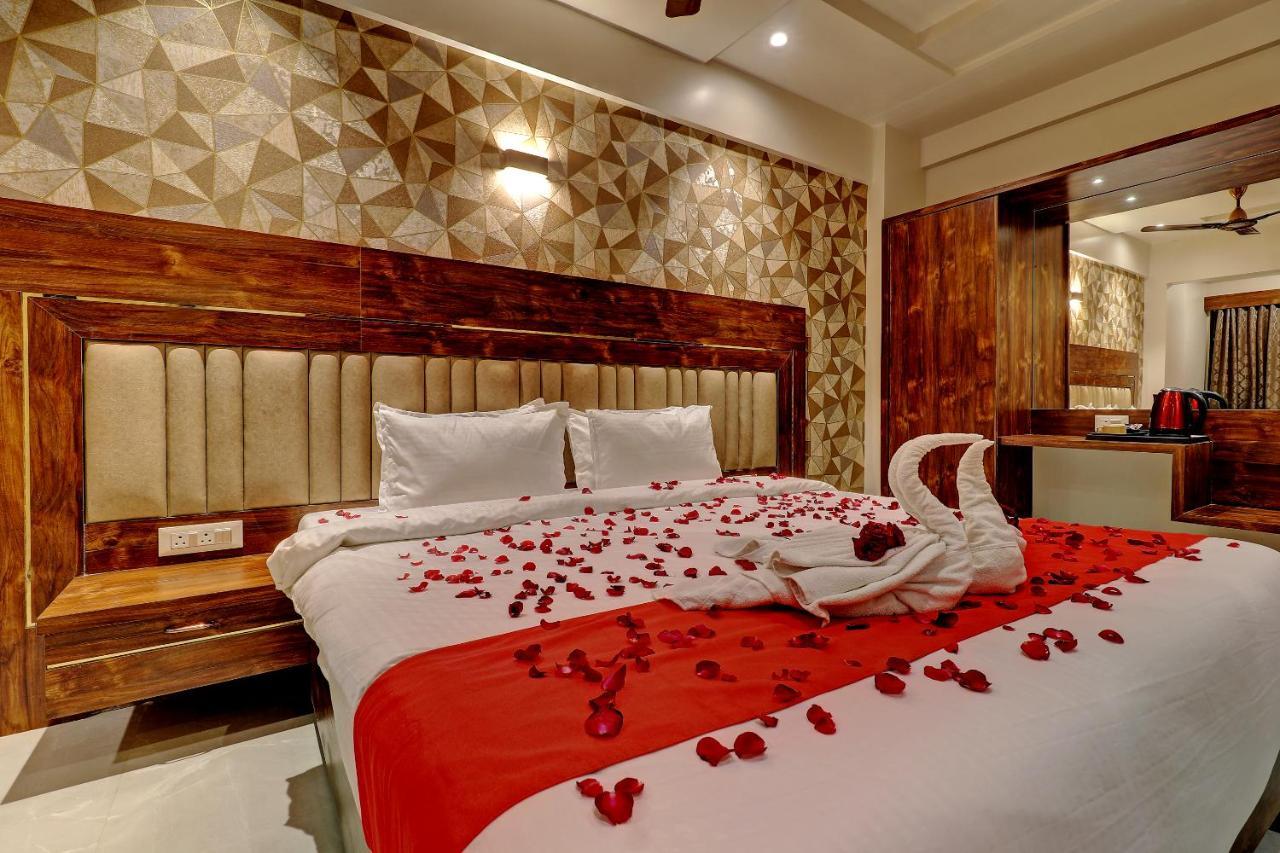 Hotel Apratim Lodging & Boarding Ulhāsnagar 外观 照片