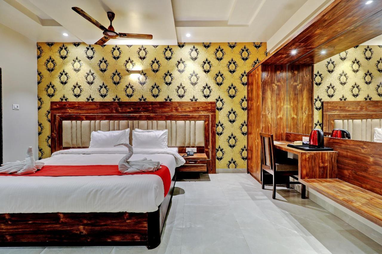 Hotel Apratim Lodging & Boarding Ulhāsnagar 外观 照片