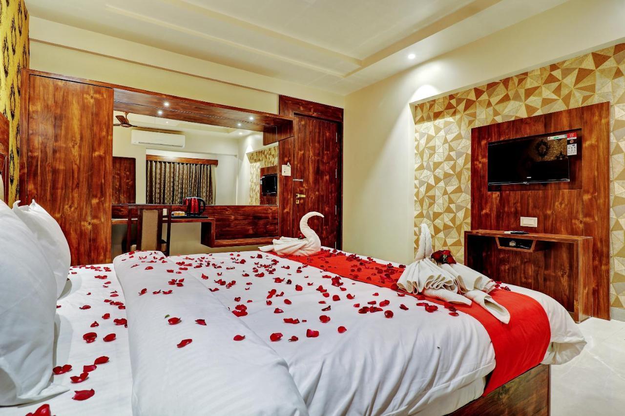 Hotel Apratim Lodging & Boarding Ulhāsnagar 外观 照片