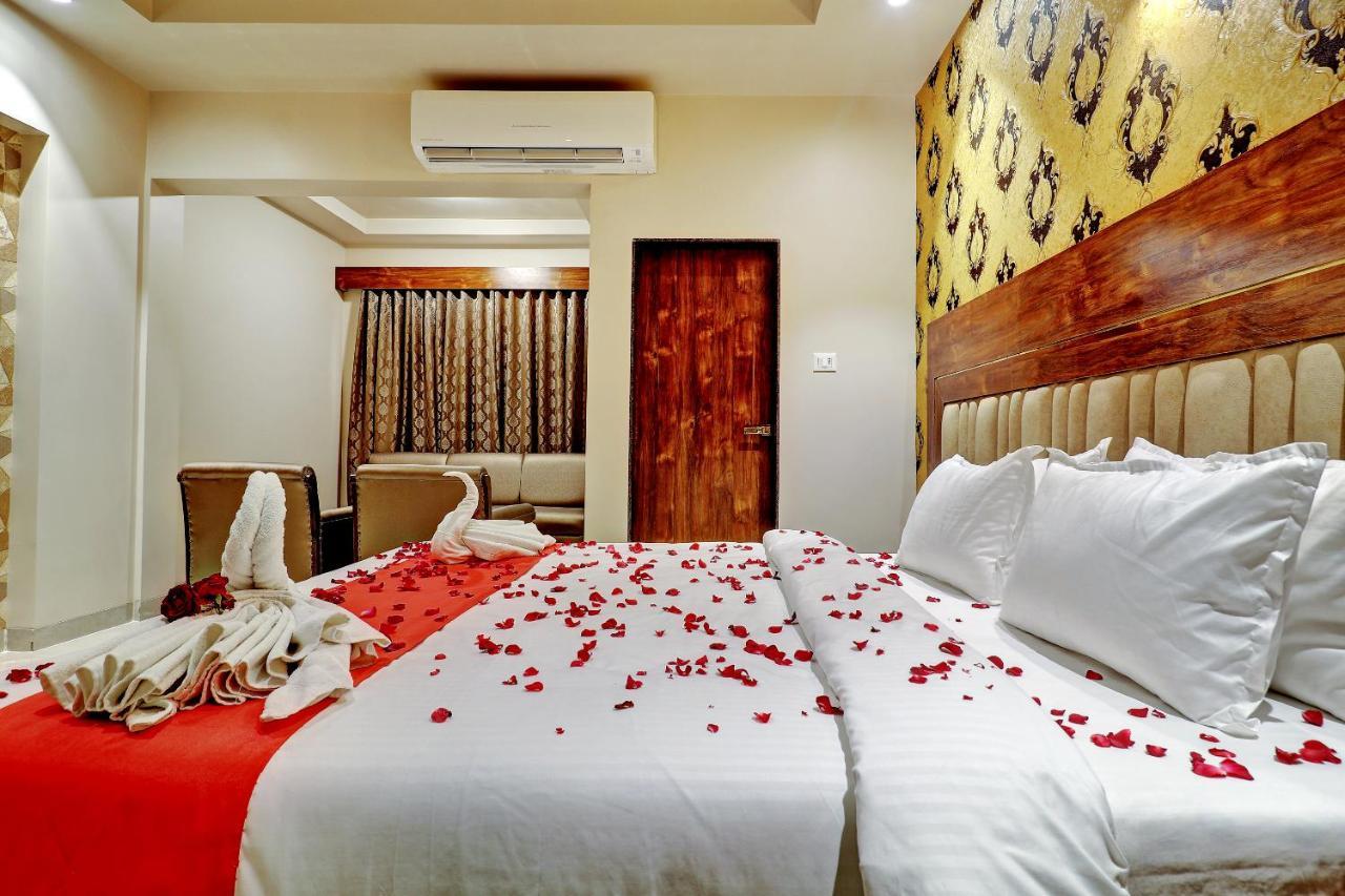 Hotel Apratim Lodging & Boarding Ulhāsnagar 外观 照片