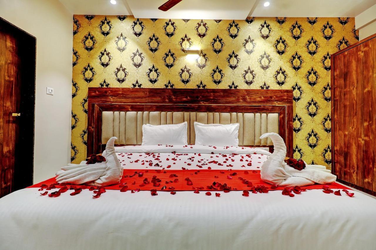 Hotel Apratim Lodging & Boarding Ulhāsnagar 外观 照片
