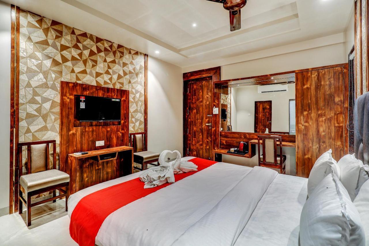Hotel Apratim Lodging & Boarding Ulhāsnagar 外观 照片