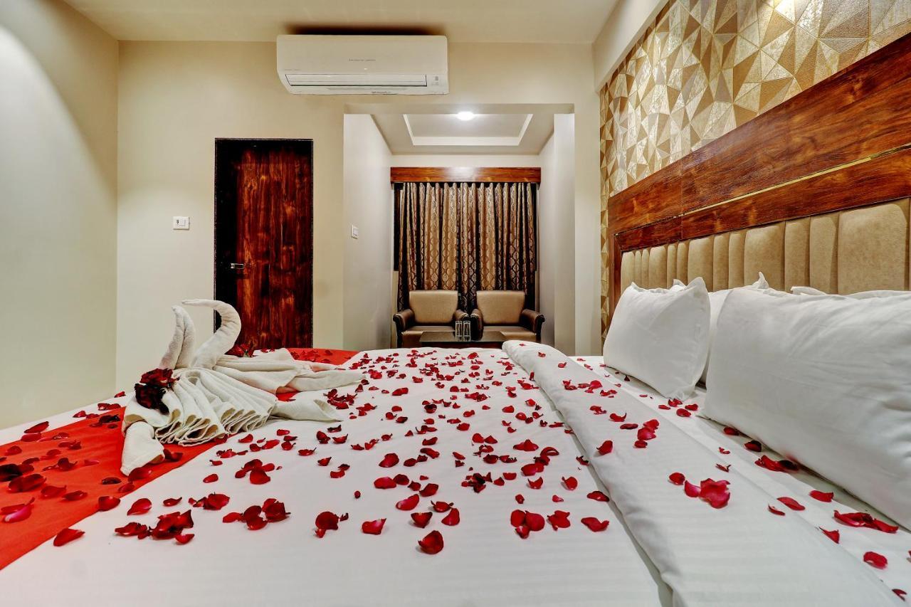 Hotel Apratim Lodging & Boarding Ulhāsnagar 外观 照片