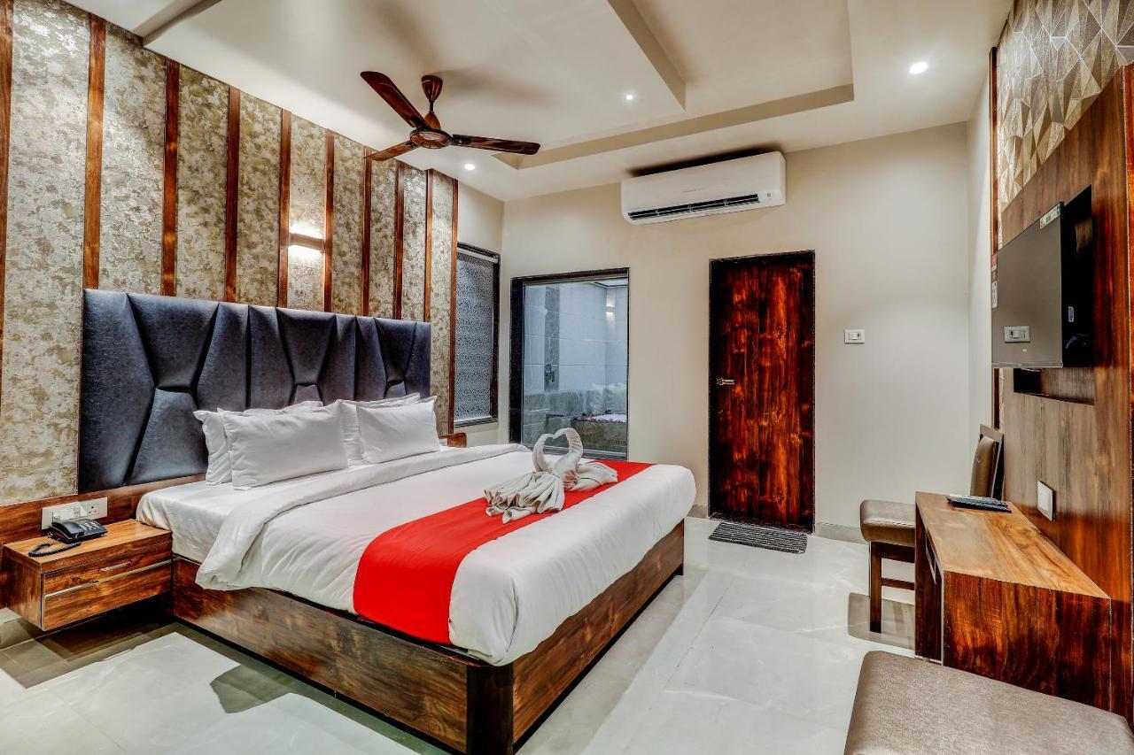 Hotel Apratim Lodging & Boarding Ulhāsnagar 外观 照片