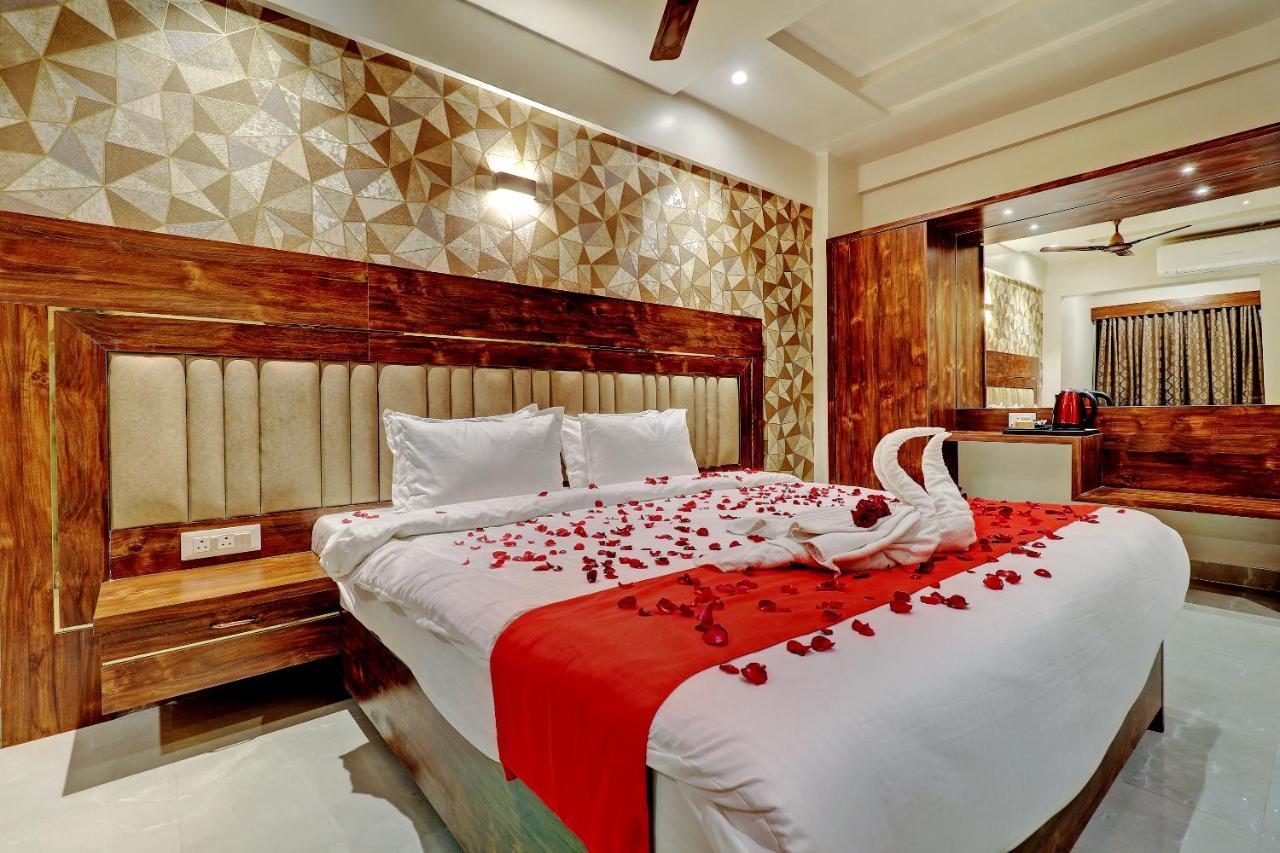 Hotel Apratim Lodging & Boarding Ulhāsnagar 外观 照片