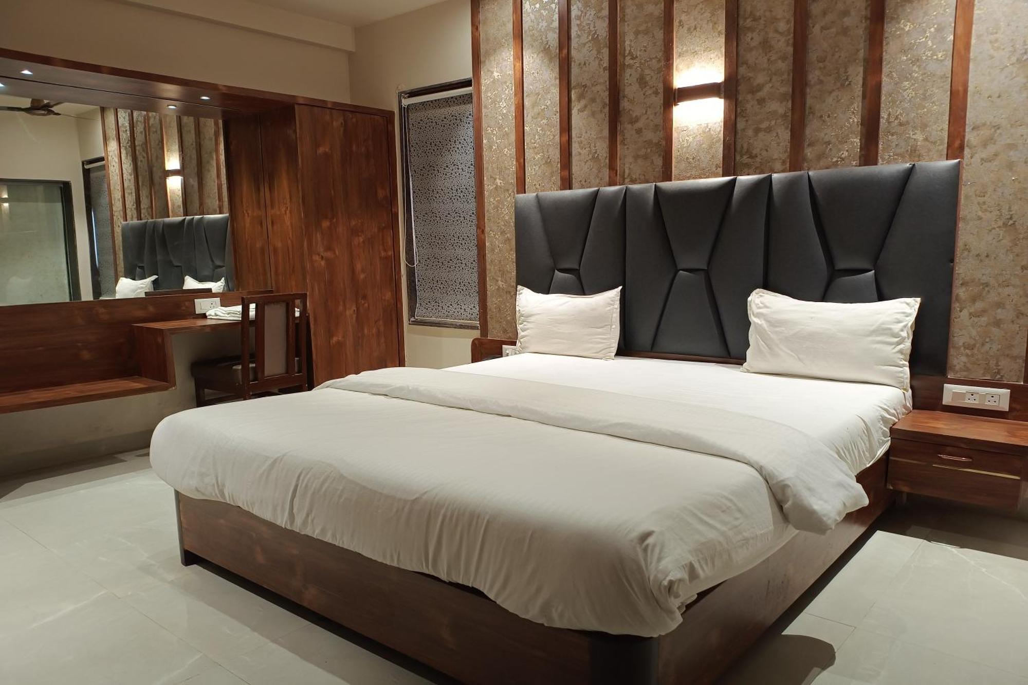 Hotel Apratim Lodging & Boarding Ulhāsnagar 外观 照片