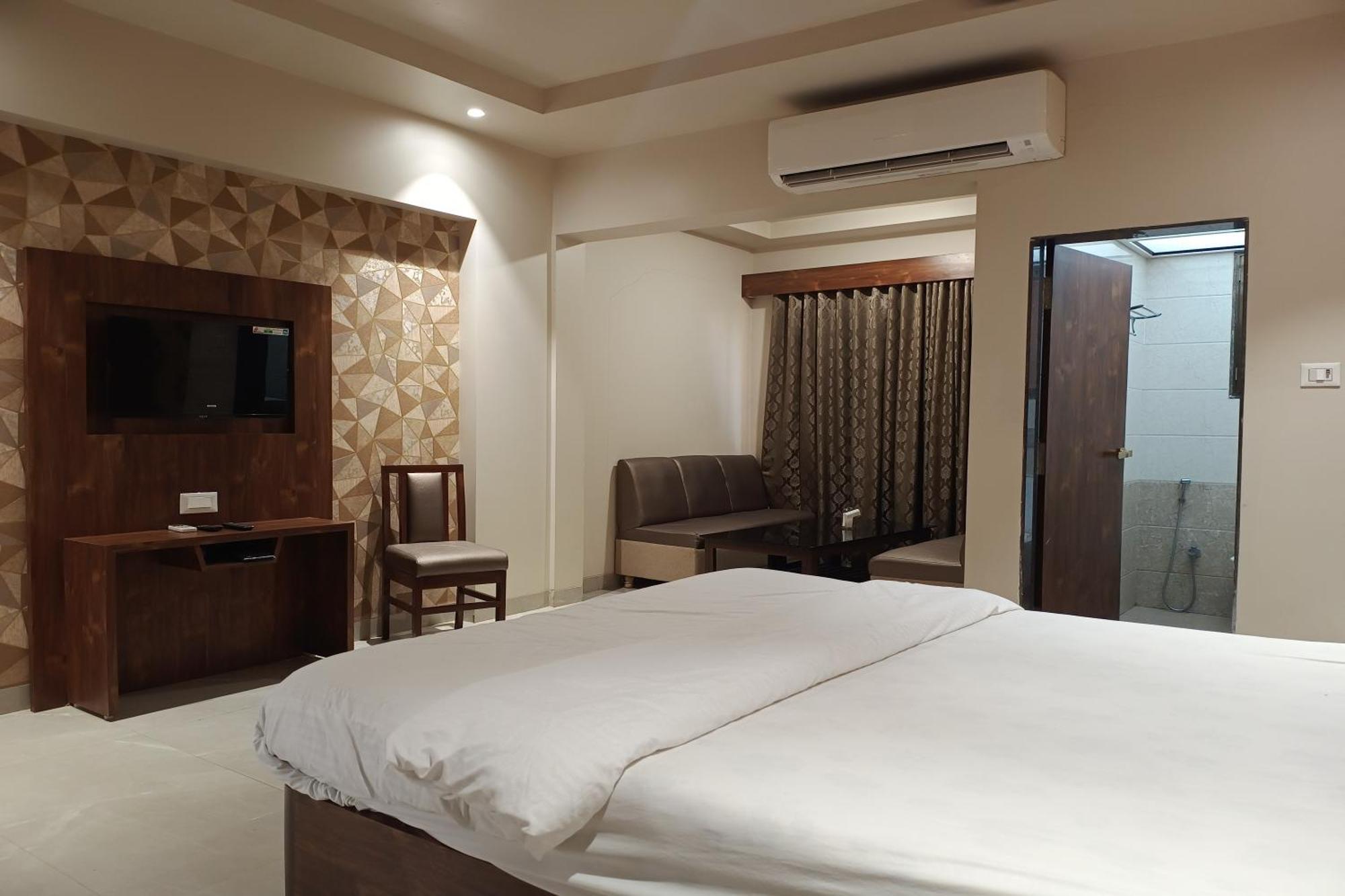 Hotel Apratim Lodging & Boarding Ulhāsnagar 外观 照片
