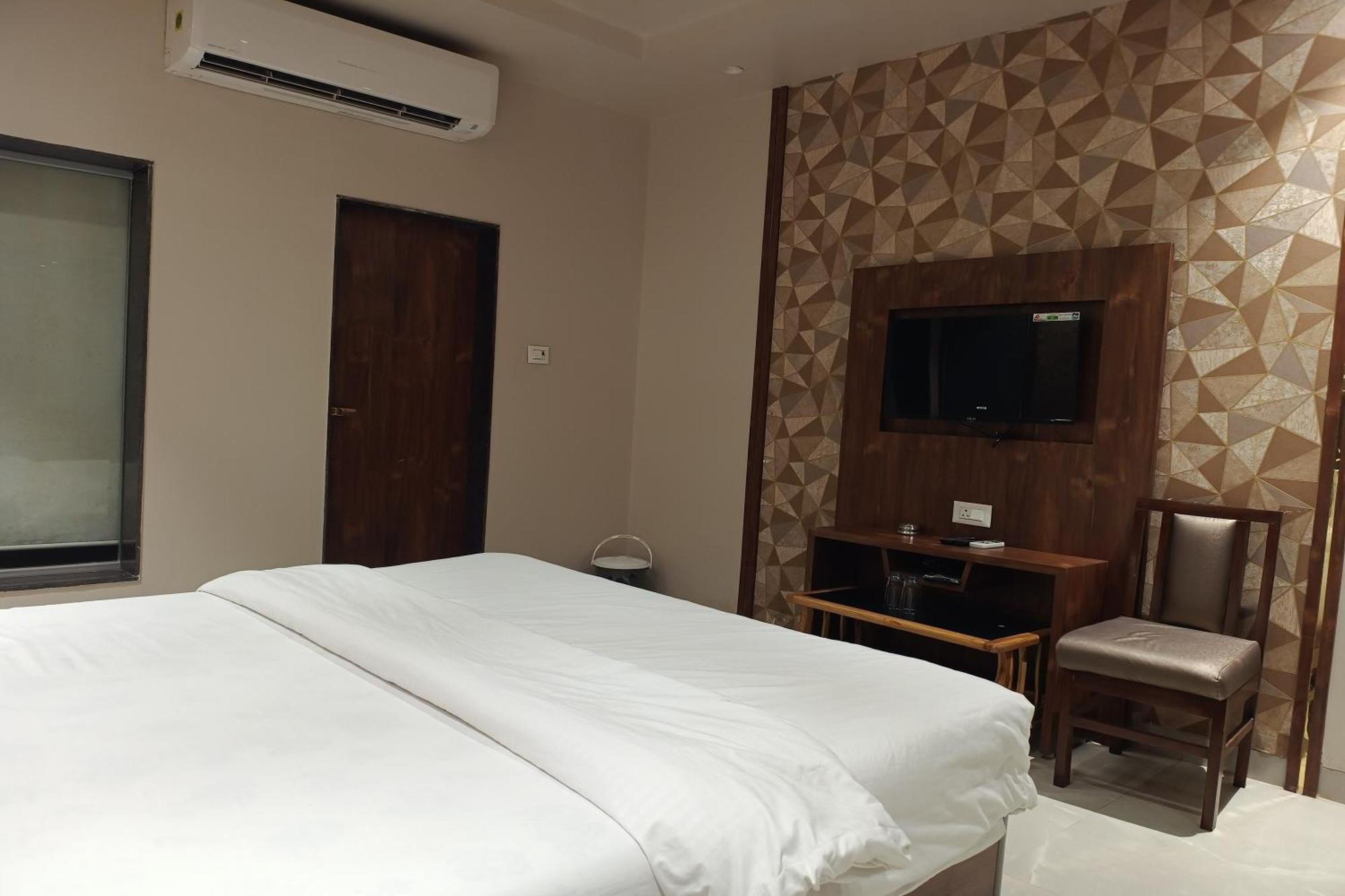 Hotel Apratim Lodging & Boarding Ulhāsnagar 外观 照片