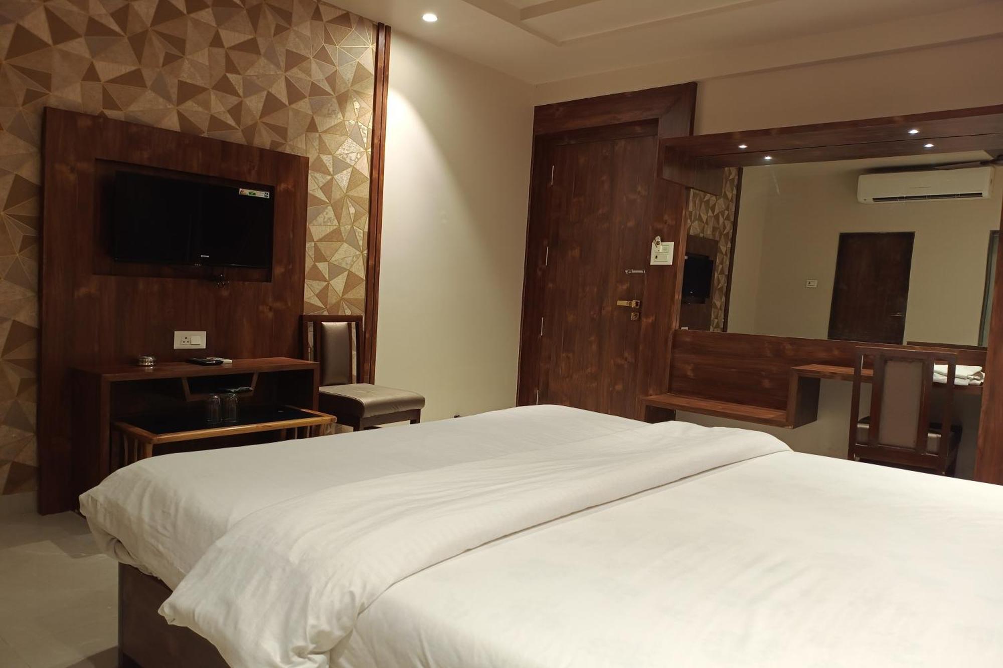 Hotel Apratim Lodging & Boarding Ulhāsnagar 外观 照片