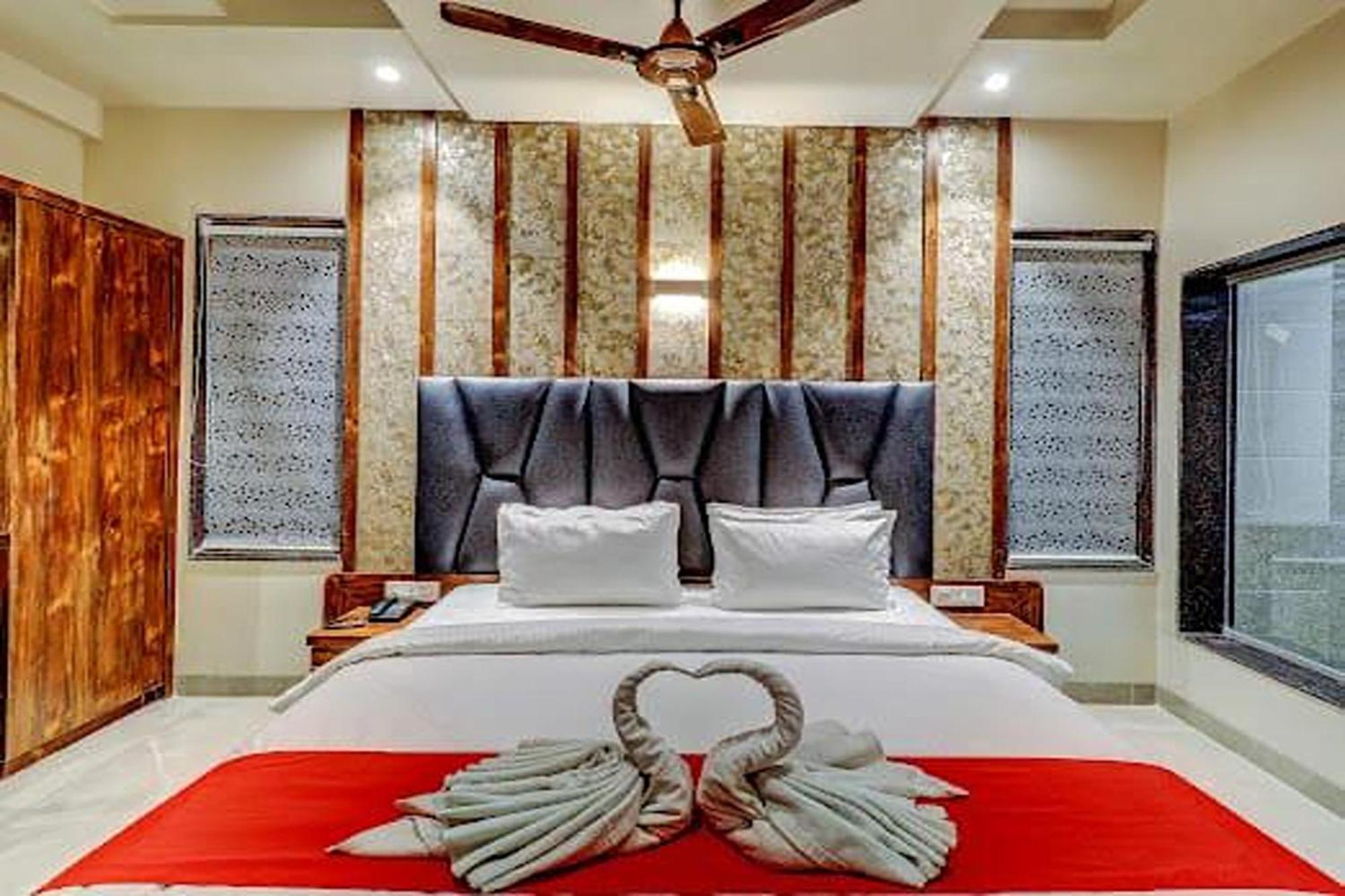 Hotel Apratim Lodging & Boarding Ulhāsnagar 外观 照片