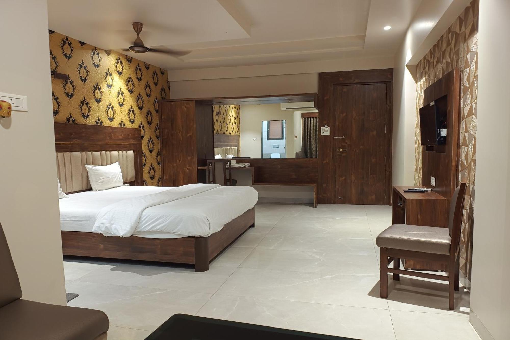 Hotel Apratim Lodging & Boarding Ulhāsnagar 外观 照片