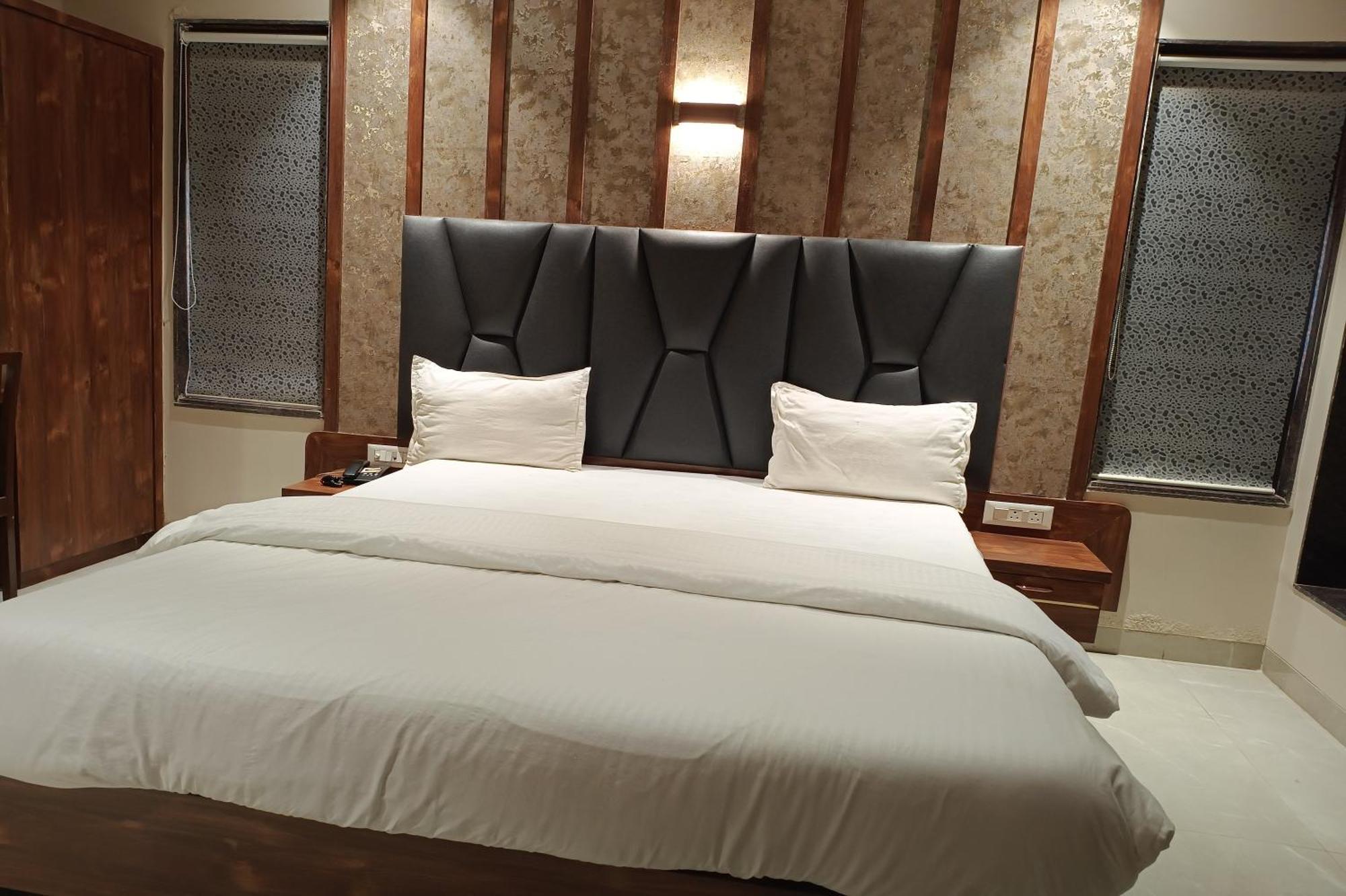 Hotel Apratim Lodging & Boarding Ulhāsnagar 外观 照片