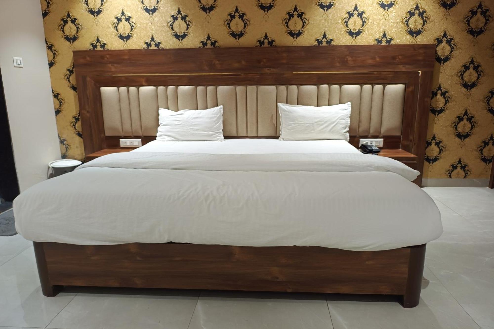 Hotel Apratim Lodging & Boarding Ulhāsnagar 外观 照片
