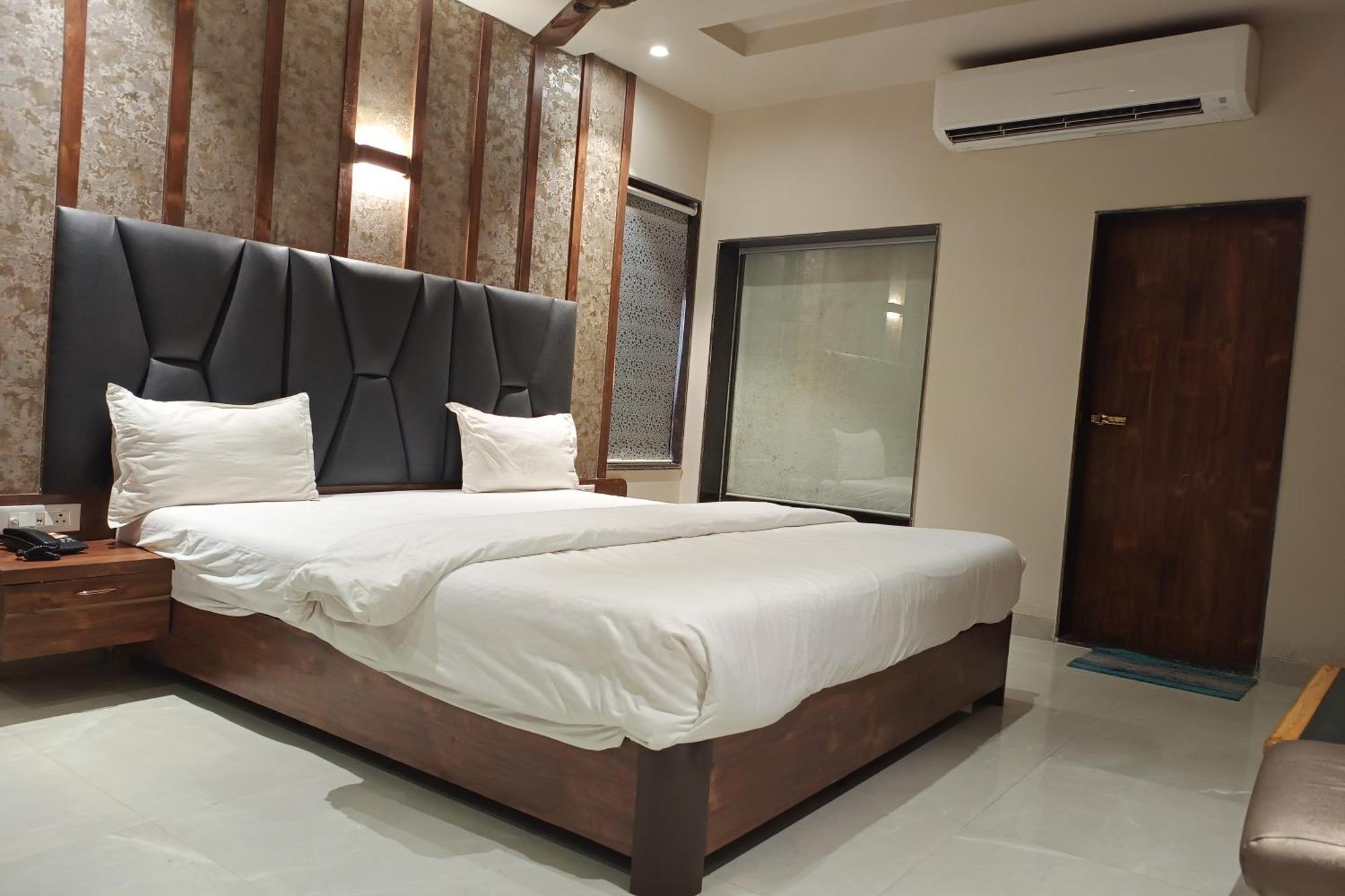 Hotel Apratim Lodging & Boarding Ulhāsnagar 外观 照片