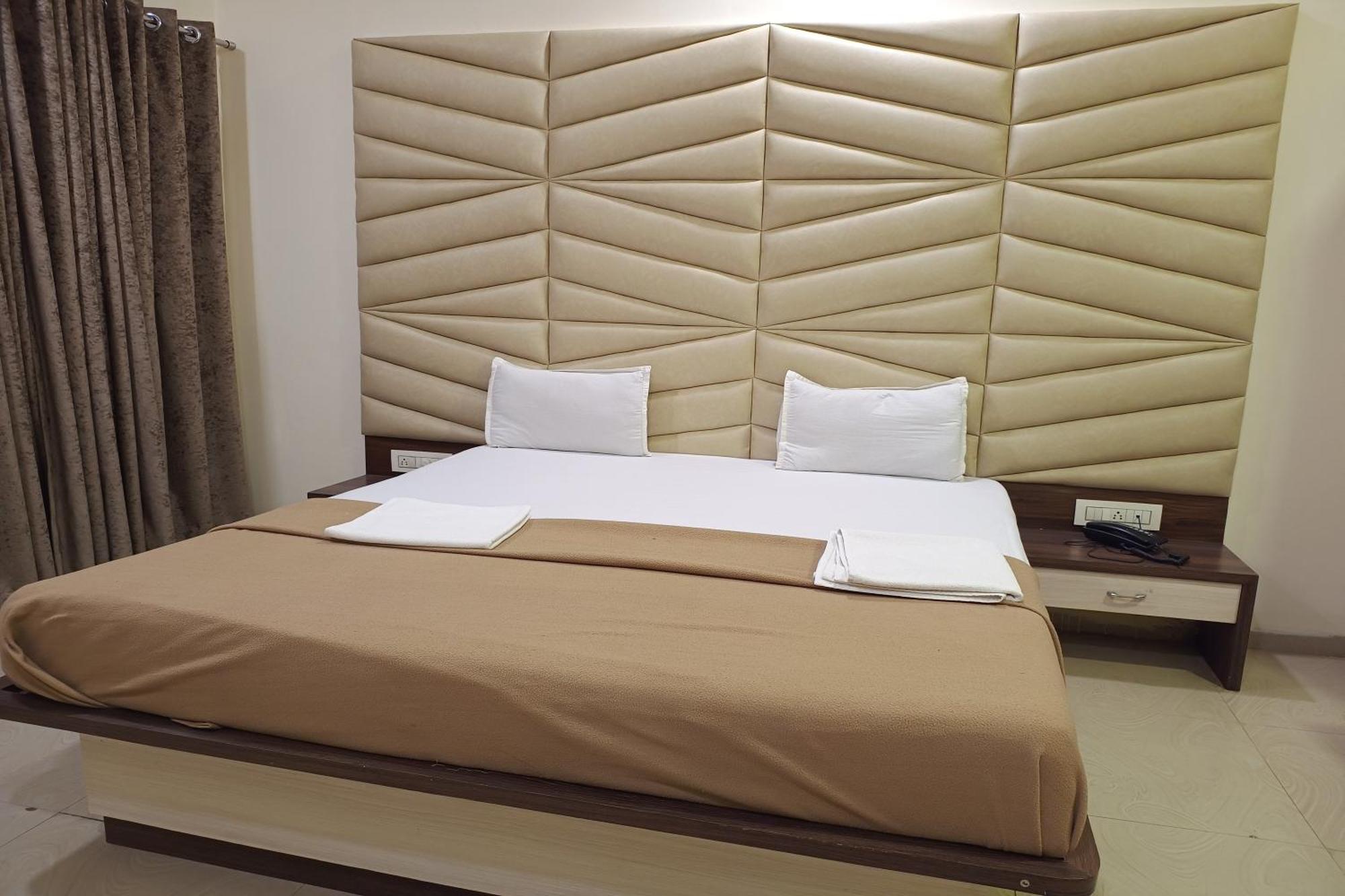 Hotel Apratim Lodging & Boarding Ulhāsnagar 外观 照片