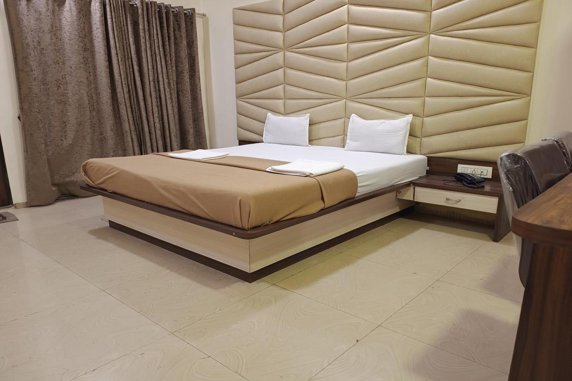 Hotel Apratim Lodging & Boarding Ulhāsnagar 外观 照片