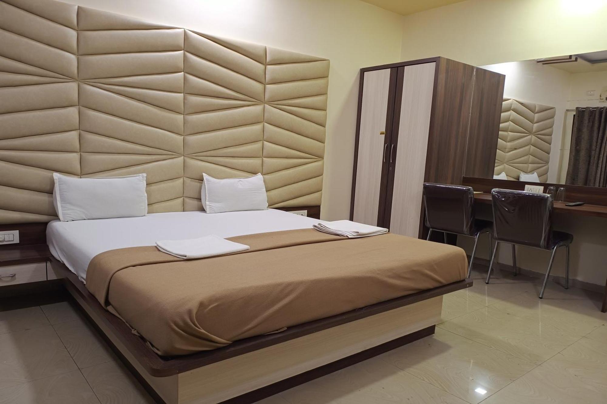 Hotel Apratim Lodging & Boarding Ulhāsnagar 外观 照片