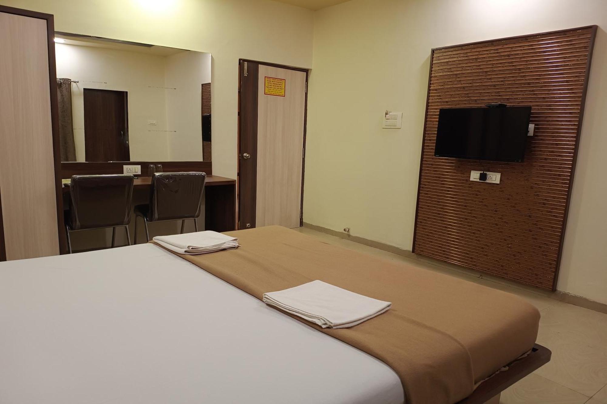 Hotel Apratim Lodging & Boarding Ulhāsnagar 外观 照片